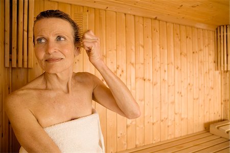 simsearch:6108-05855966,k - Haute femme peignant ses cheveux dans un sauna Photographie de stock - Premium Libres de Droits, Code: 6108-05858868