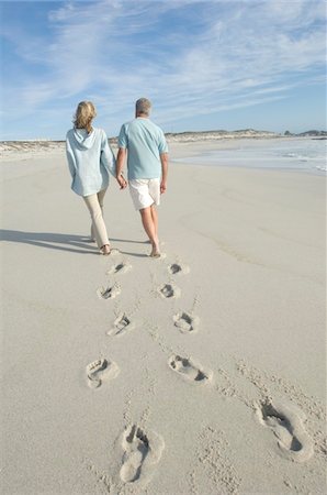 Couple walking on the beach, rear view Foto de stock - Sin royalties Premium, Código: 6108-05858805