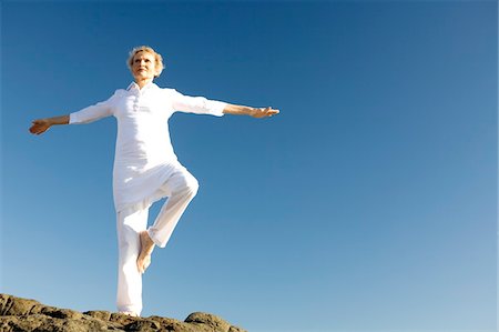 Senior woman doing yoga on beach Foto de stock - Sin royalties Premium, Código: 6108-05858830