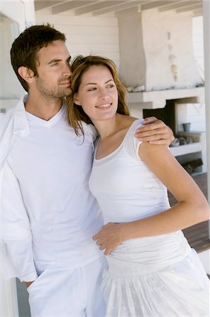 simsearch:6108-05858950,k - Couple embrassant sur la terrasse en bois Photographie de stock - Premium Libres de Droits, Code: 6108-05858998