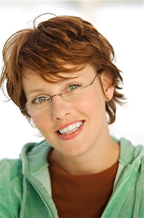 simsearch:6108-05859126,k - Portrait de jeune femme souriante avec lunettes Photographie de stock - Premium Libres de Droits, Code: 6108-05859144