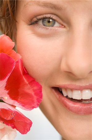 simsearch:6108-05859126,k - Femme souriante avec fleur Photographie de stock - Premium Libres de Droits, Code: 6108-05859150