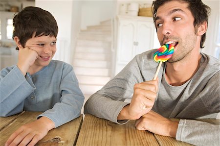 Father eating lollipop with his son Foto de stock - Sin royalties Premium, Código: 6108-05859166