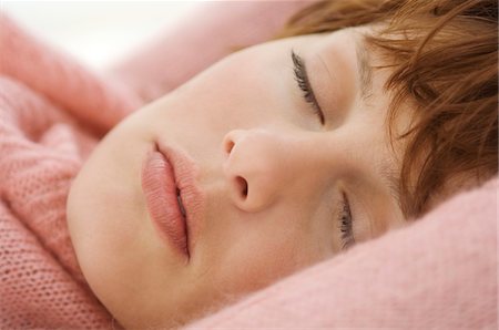 sleepy - Jeune femme endormie, gros plan du visage Photographie de stock - Premium Libres de Droits, Code: 6108-05859102