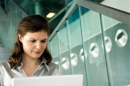 effizient - Geschäftsfrau, die auf einem Laptop arbeiten Stockbilder - Premium RF Lizenzfrei, Bildnummer: 6108-05859654