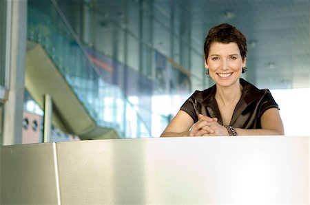 recepción - Portrait of a mid adult woman at a hotel reception counter Foto de stock - Sin royalties Premium, Código: 6108-05859636