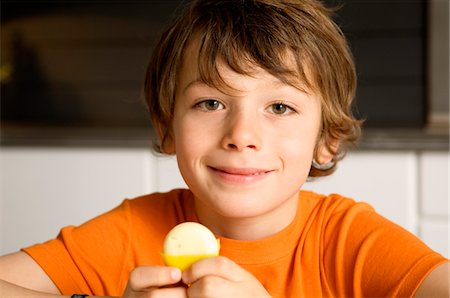 Portrait of a boy holding cheese Stock Photo - Premium Royalty-Free, Code: 6108-05859850