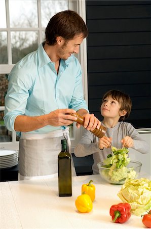 Mid adult man preparing food with his son in the kitchen Foto de stock - Sin royalties Premium, Código: 6108-05859882