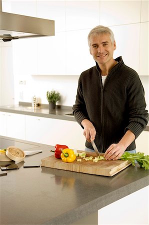 simsearch:6108-05865407,k - Porträt eines Reifen Mannes hacken Gemüse in der Küche Stockbilder - Premium RF Lizenzfrei, Bildnummer: 6108-05859997