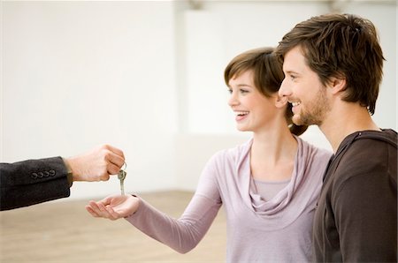 female real estate agent - Gros plan sur main d'un agent immobilier tendant clés à un couple Foto de stock - Sin royalties Premium, Código: 6108-05860090