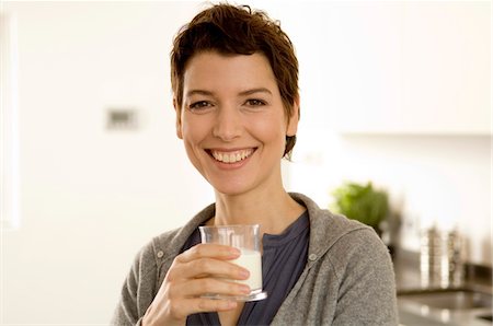 simsearch:6108-05857715,k - Portrait d'une femme adulte mid tenant un verre de lait Photographie de stock - Premium Libres de Droits, Code: 6108-05860010