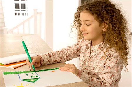 simsearch:6108-05860226,k - Gros plan d'une jeune fille sur une feuille de papier à colorier Photographie de stock - Premium Libres de Droits, Code: 6108-05860258