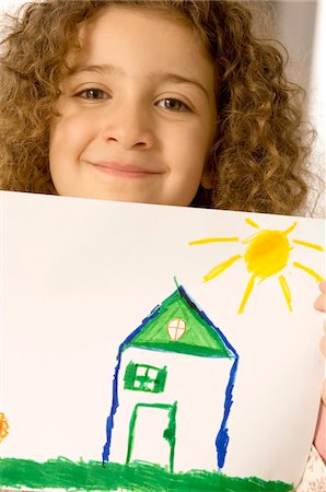 painting a house - Portrait of a girl showing a drawing Foto de stock - Sin royalties Premium, Código: 6108-05860269