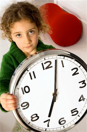 reloj (no pulsera no bolsillo) - Portrait of a girl holding a clock Foto de stock - Sin royalties Premium, Código: 6108-05860288