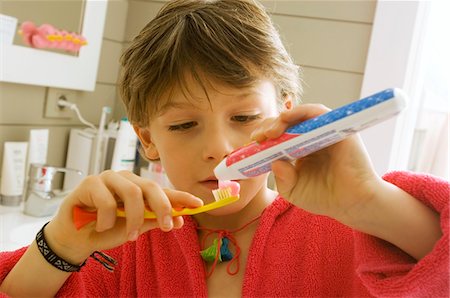 Gros plan d'un garçon tenant un dentifrice et une brosse à dents Photographie de stock - Premium Libres de Droits, Code: 6108-05860291