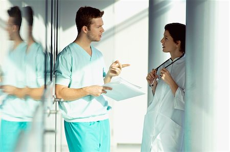 Side profile of two doctors discussing a medical record Foto de stock - Sin royalties Premium, Código: 6108-05860350