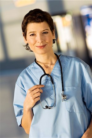 simsearch:6108-05860406,k - Portrait of a female doctor smiling Fotografie stock - Premium Royalty-Free, Codice: 6108-05860322