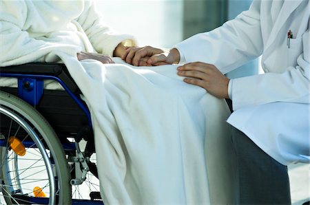 doctor with patient - Milieu vue en coupe d'un médecin de sexe masculin consoler une patiente handicapée Photographie de stock - Premium Libres de Droits, Code: 6108-05860416