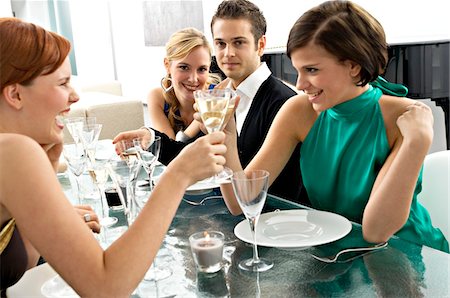 simsearch:6108-05873382,k - Deux jeunes filles faire griller avec du champagne lors d'un dîner Photographie de stock - Premium Libres de Droits, Code: 6108-05860673
