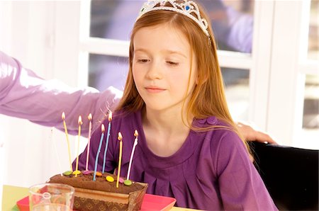 fire in hands - Girl celebrating her birthday Foto de stock - Sin royalties Premium, Código: 6108-05860615