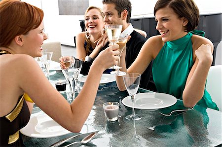simsearch:6108-05873382,k - Deux jeunes filles faire griller avec du champagne lors d'un dîner Photographie de stock - Premium Libres de Droits, Code: 6108-05860630