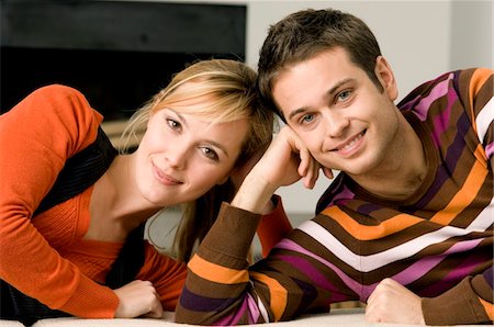 simsearch:6108-05862347,k - Portrait d'un jeune couple allongé sur un divan et souriant Photographie de stock - Premium Libres de Droits, Code: 6108-05860705