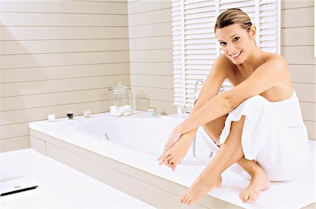 simsearch:6108-05856208,k - Portrait of a young woman sitting on a bathtub and smiling Fotografie stock - Premium Royalty-Free, Codice: 6108-05860942