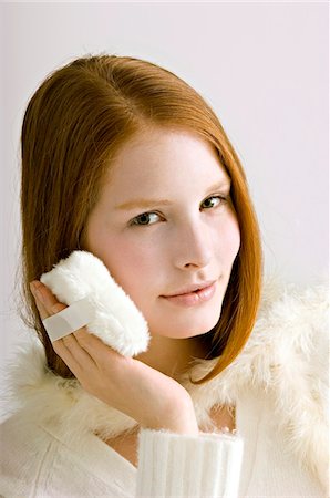 flauschig - Porträt einer jungen Frau Gesichtspuder anwenden Stockbilder - Premium RF Lizenzfrei, Bildnummer: 6108-05860981