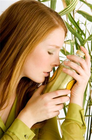 Gros plan d'une jeune femme, sentant une bouteille d'huile d'aromathérapie Photographie de stock - Premium Libres de Droits, Code: 6108-05860988