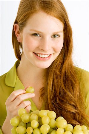 Portrait d'une jeune femme de manger des raisins Photographie de stock - Premium Libres de Droits, Code: 6108-05860989