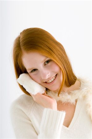 simsearch:6108-05855701,k - Portrait of a young woman applying face powder Foto de stock - Royalty Free Premium, Número: 6108-05861009