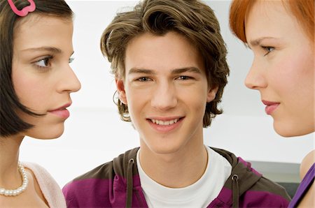 simsearch:6108-05861211,k - Portrait of a teenage boy smiling with two young women Foto de stock - Sin royalties Premium, Código: 6108-05861181