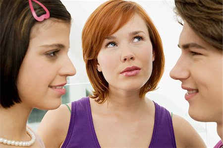 simsearch:6108-05861211,k - Side profile of a teenage boy looking at a young woman with another young woman looking up Foto de stock - Sin royalties Premium, Código: 6108-05861187