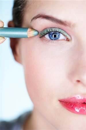 pencil (cosmetics) - Young woman applying eyeliner Foto de stock - Sin royalties Premium, Código: 6108-05861241