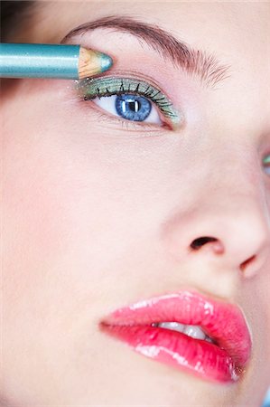 Jeune femme appliquer l'eyeliner Photographie de stock - Premium Libres de Droits, Code: 6108-05861264