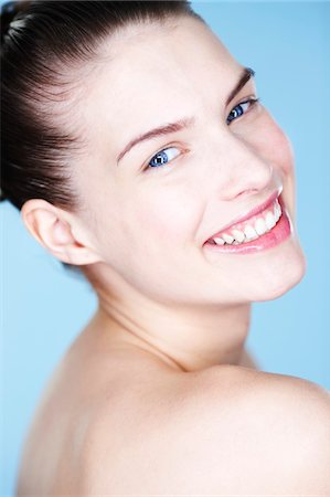 simsearch:6108-05861270,k - Portrait of young smiling woman Foto de stock - Sin royalties Premium, Código: 6108-05861277