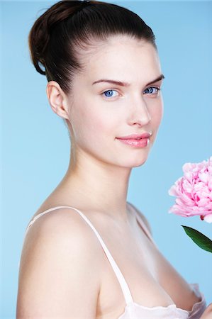 simsearch:6108-05861350,k - Young woman holding peony Fotografie stock - Premium Royalty-Free, Codice: 6108-05861340