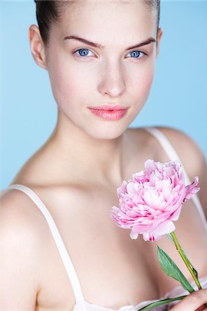 simsearch:6108-05861350,k - Young woman holding peony Fotografie stock - Premium Royalty-Free, Codice: 6108-05861348