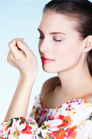 simsearch:6108-05861350,k - Young woman smelling perfume on her wrist Fotografie stock - Premium Royalty-Free, Codice: 6108-05861351
