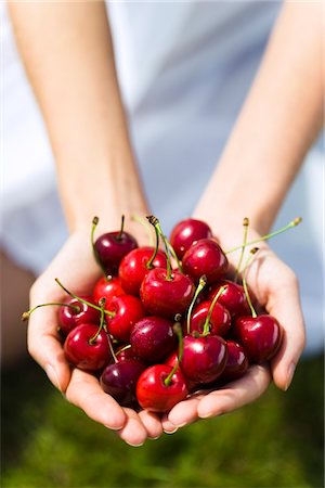 simsearch:6108-06907274,k - Young woman holding cherries Foto de stock - Sin royalties Premium, Código: 6108-05861369