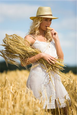 Jeune femme dans un champ de blé Photographie de stock - Premium Libres de Droits, Code: 6108-05861380