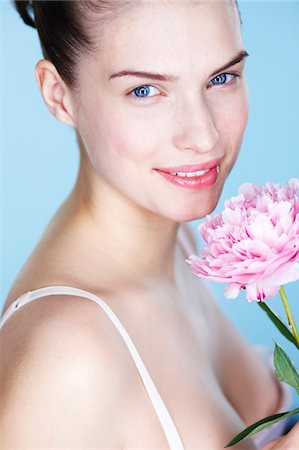 simsearch:6108-05861350,k - Young woman holding peony Fotografie stock - Premium Royalty-Free, Codice: 6108-05861322