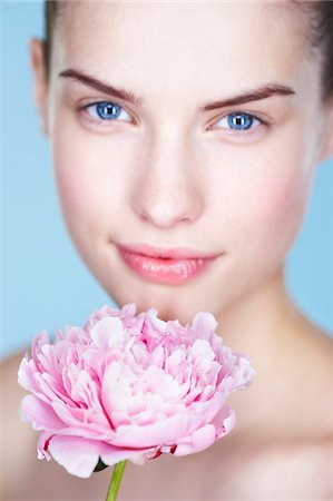 simsearch:6108-05861350,k - Young woman holding peony Fotografie stock - Premium Royalty-Free, Codice: 6108-05861329