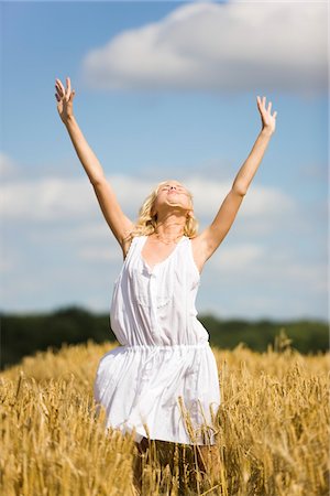 simsearch:6108-05859133,k - Young woman in wheat field Foto de stock - Sin royalties Premium, Código: 6108-05861475