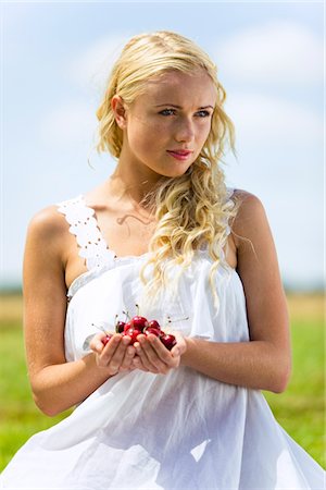 Portrait de jeune femme avec des cerises Photographie de stock - Premium Libres de Droits, Code: 6108-05861412