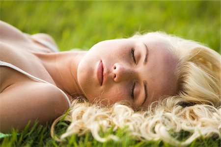 simsearch:877-08129368,k - Jeune femme allongée dans l'herbe Photographie de stock - Premium Libres de Droits, Code: 6108-05861432