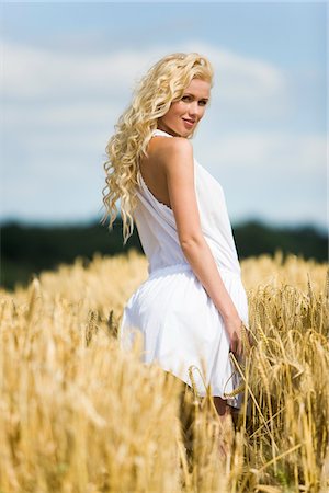 Jeune femme en champ de blé Photographie de stock - Premium Libres de Droits, Code: 6108-05861513