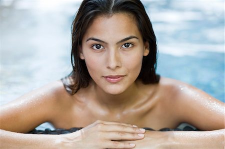 Woman leaning at the poolside Foto de stock - Sin royalties Premium, Código: 6108-05861660