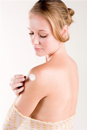 shoulder (anatomy) - Woman applying moisturizer on her shoulder Foto de stock - Sin royalties Premium, Código: 6108-05861727