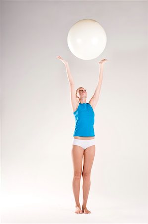 simsearch:6108-05860903,k - Femme exerçant avec un ballon de fitness Photographie de stock - Premium Libres de Droits, Code: 6108-05861739